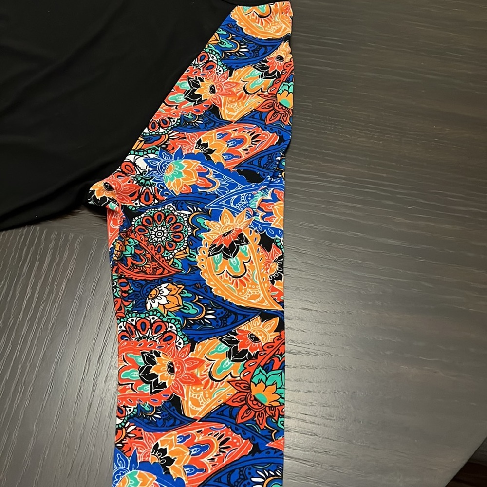 LuLaRoe Randy Tee. - Picture 6 of 6
